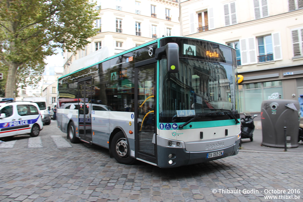 Bus 0814 (DX-093-CW) sur la ligne 40 (Montmartrobus - RATP) à Abbesses (Paris)