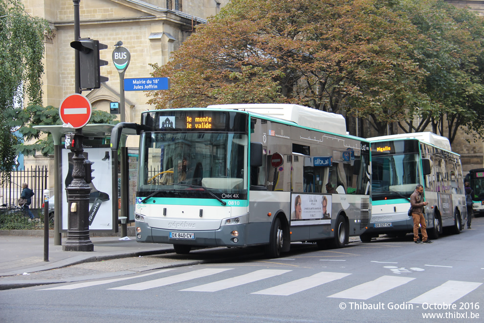 Bus 0810 (DX-340-CV) sur la ligne 40 (Montmartrobus - RATP) à Jules Joffrin (Paris)