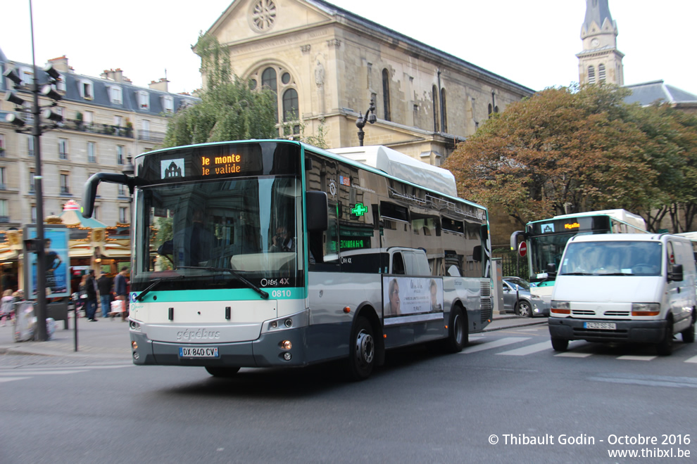Bus 0810 (DX-340-CV) sur la ligne 40 (Montmartrobus - RATP) à Jules Joffrin (Paris)