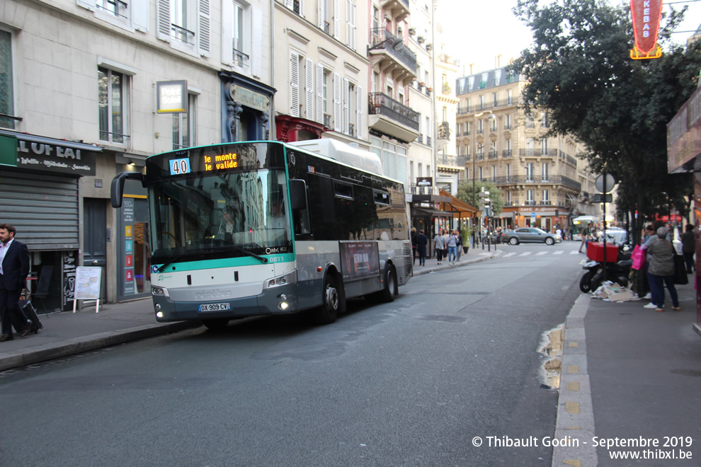Bus 0811 (DX-909-CV) sur la ligne 40 (RATP) à Notre-Dame-de-Lorette (Paris)