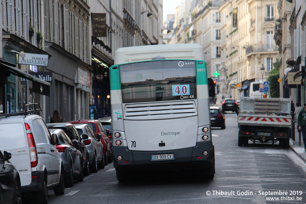 Bus 0811 (DX-909-CV) sur la ligne 40 (RATP) à Notre-Dame-de-Lorette (Paris)