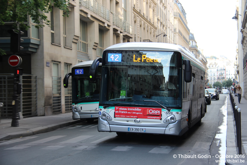 Bus 1228 (EA-390-CR) sur la ligne 42 (RATP) à Le Peletier (Paris)