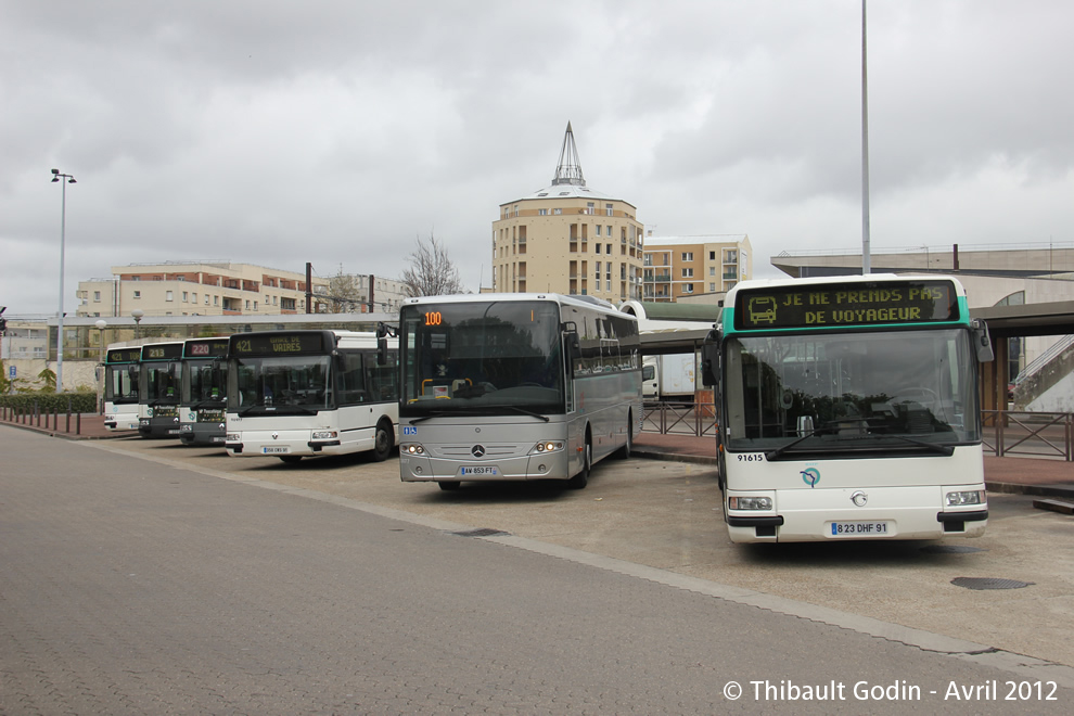 Bus 91615 (823 DHF 91) sur la ligne 421 (CEAT) à Torcy