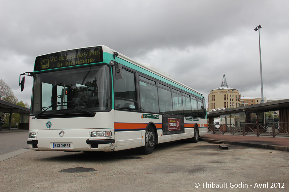 Bus 91615 (823 DHF 91) sur la ligne 421 (CEAT) à Torcy