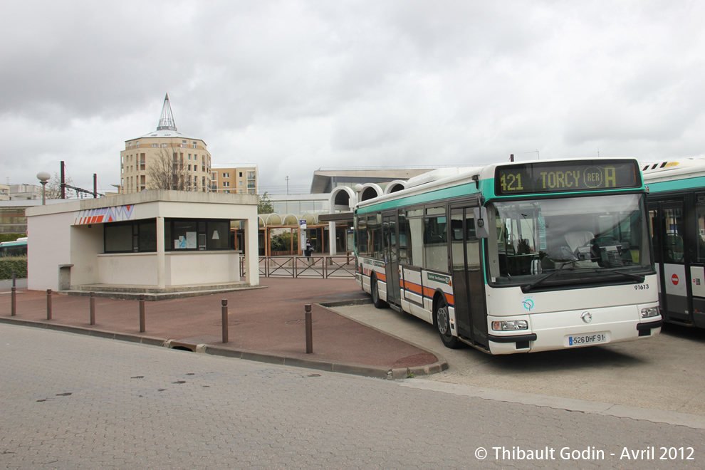 Bus 91613 (526 DHF 91) sur la ligne 421 (CEAT) à Torcy