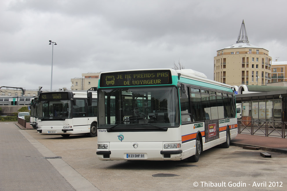 Bus 91615 (823 DHF 91) sur la ligne 421 (CEAT) à Torcy