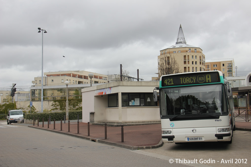 Bus 91613 (526 DHF 91) sur la ligne 421 (CEAT) à Torcy