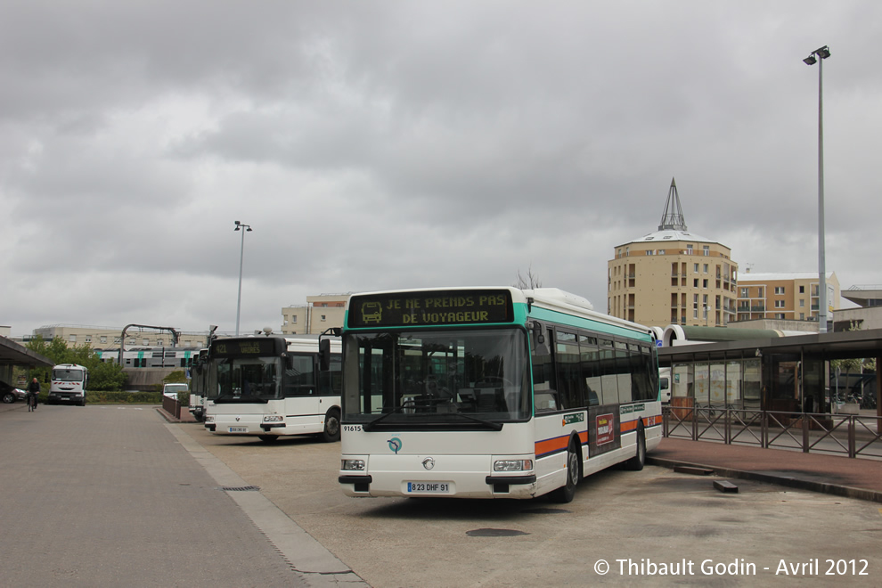 Bus 91615 (823 DHF 91) sur la ligne 421 (CEAT) à Torcy