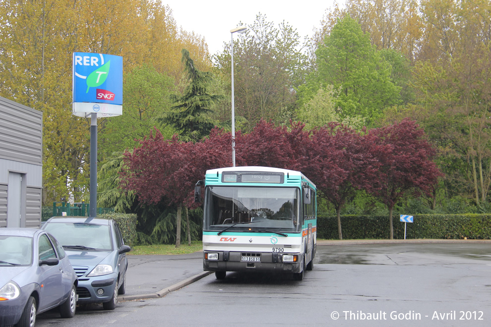 Bus 9790 (513 BSD 91) sur la ligne 421 (CEAT) à Émerainville