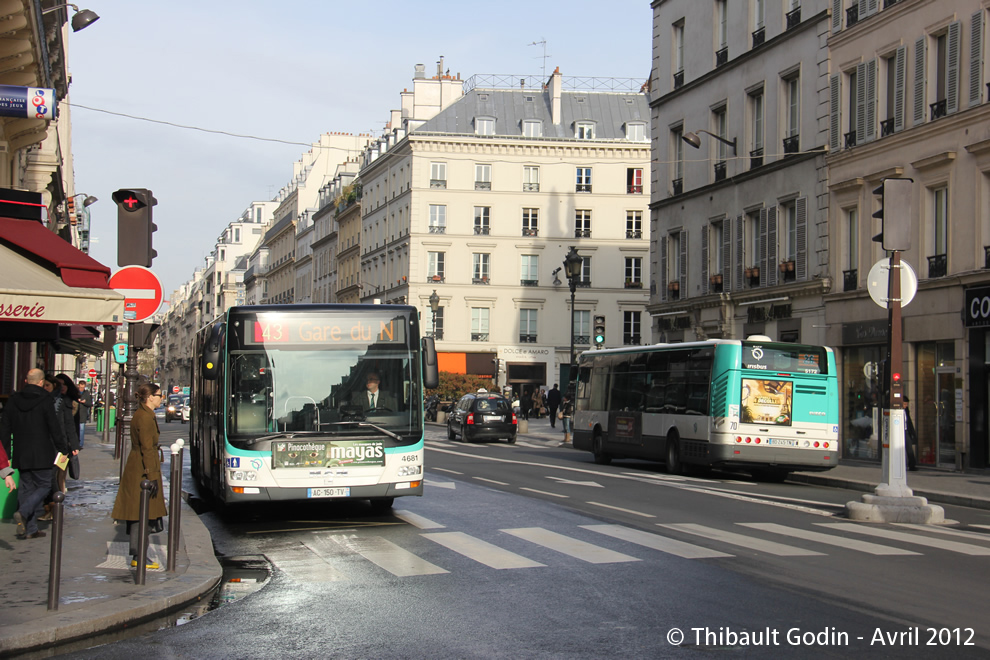 Bus 4681 (AC-150-TV) sur la ligne 43 (RATP) à Notre-Dame-de-Lorette (Paris)
