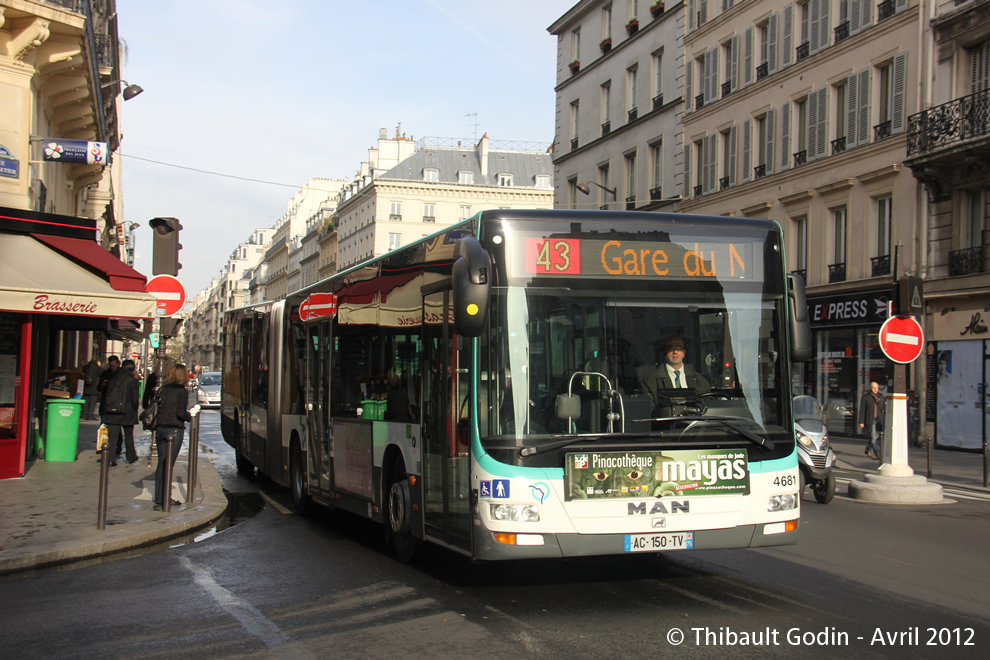 Bus 4681 (AC-150-TV) sur la ligne 43 (RATP) à Notre-Dame-de-Lorette (Paris)