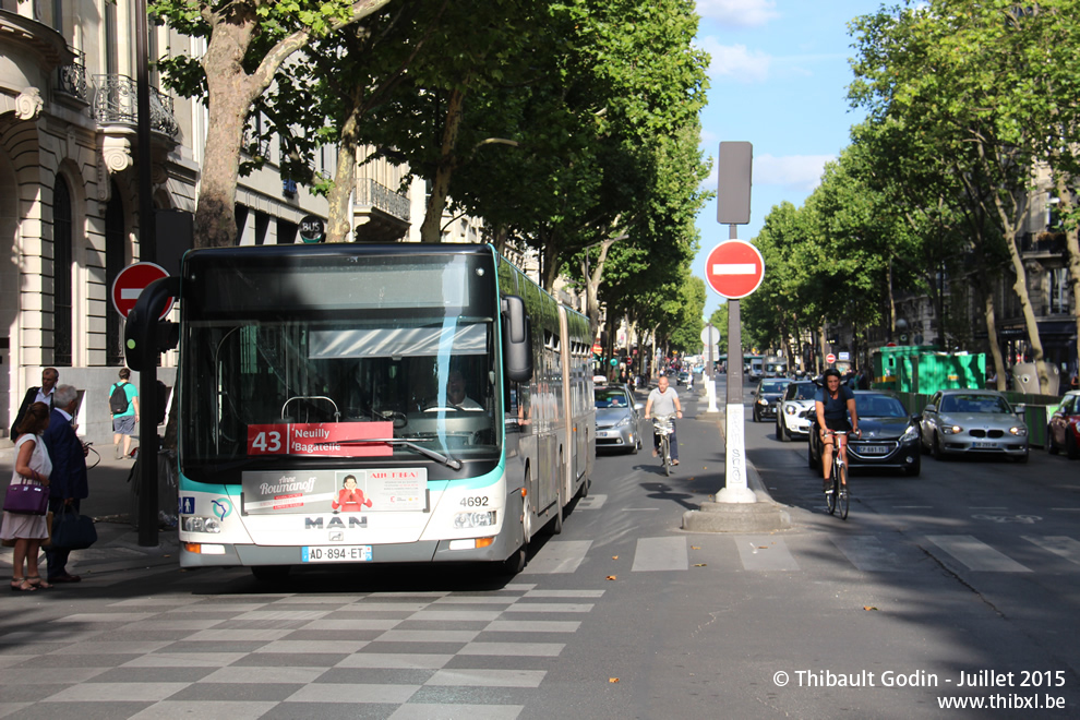 Bus 4692 (AD-894-ET) sur la ligne 43 (RATP) à Saint-Augustin (Paris)