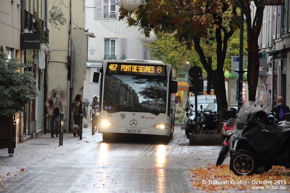 Bus 06061 (820 EYS 92) sur la ligne 467 (RATP) à Rueil-Malmaison