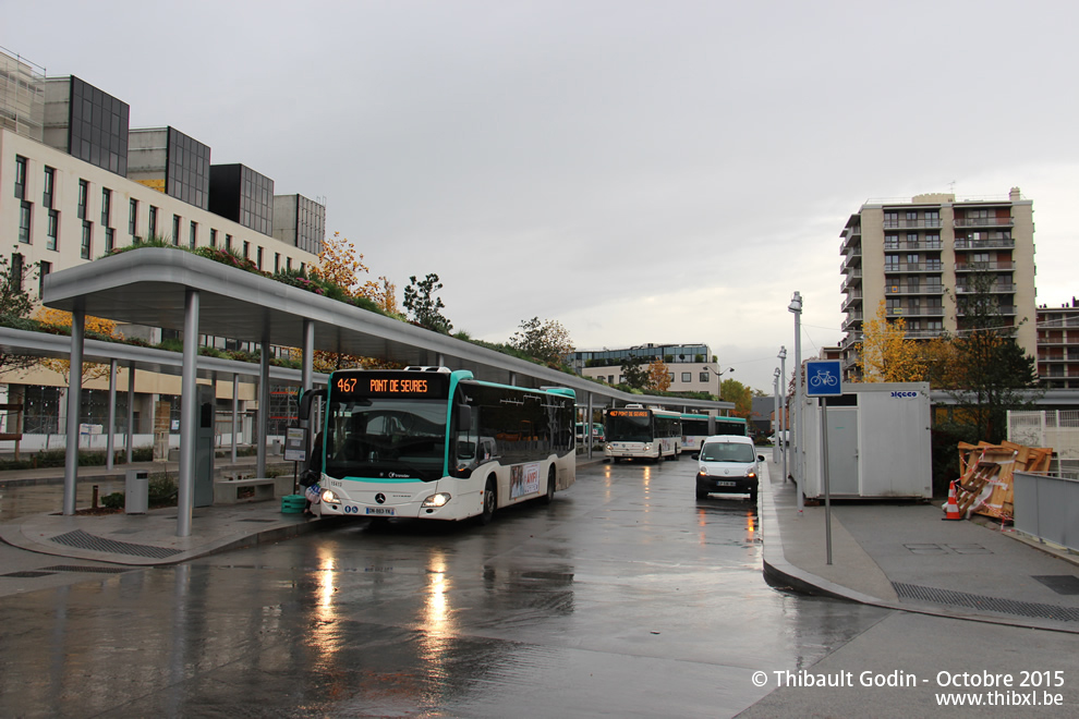 Bus 15413 (DN-863-YK) sur la ligne 467 (RATP) à Rueil-Malmaison