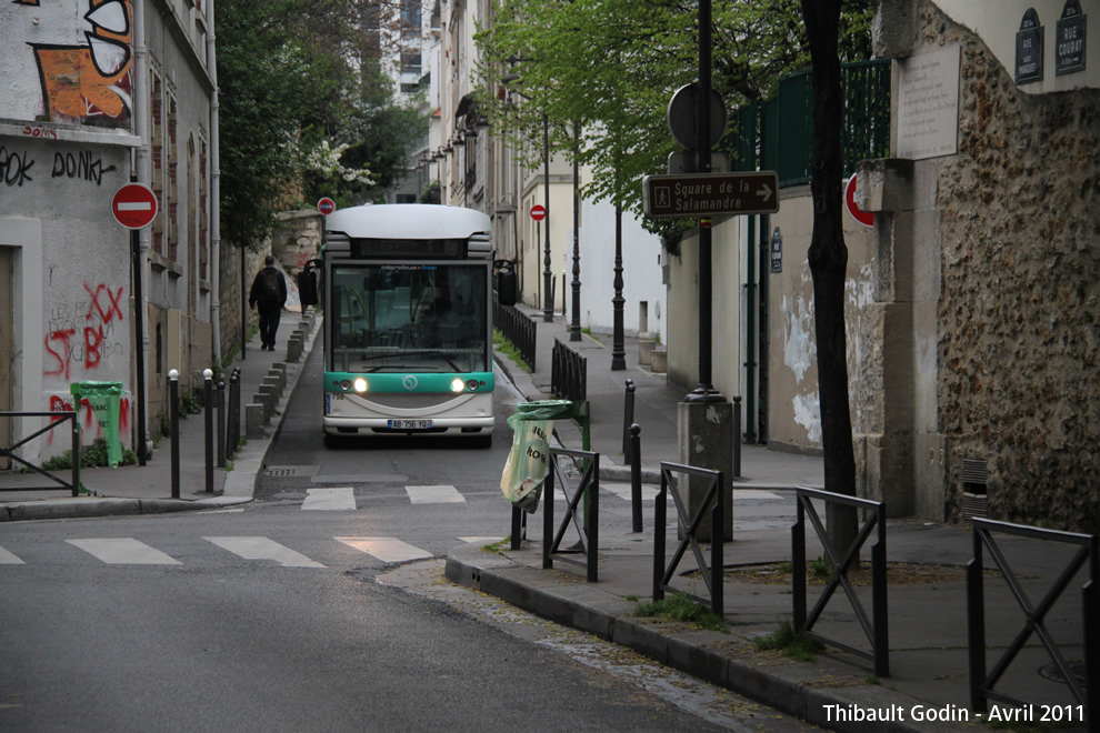 Bus 758 (AB-756-YQ) sur la ligne 501 (Traverse Charonne - RATP) à Orteaux (Paris)