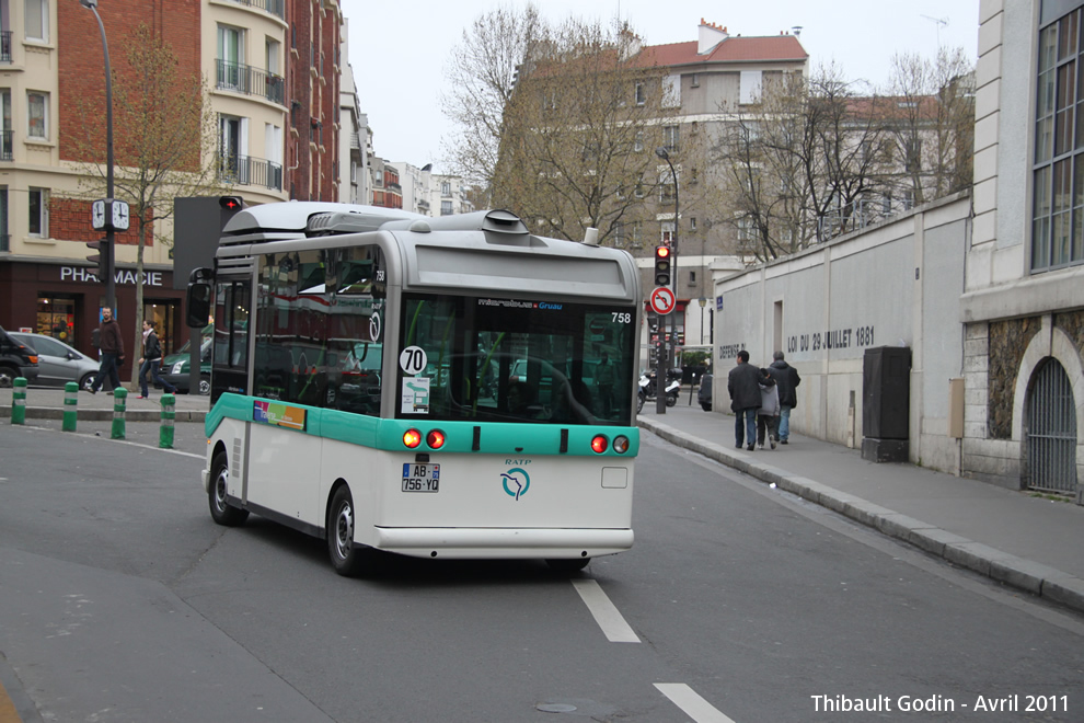 Bus 758 (AB-756-YQ) sur la ligne 501 (Traverse Charonne - RATP) à Porte de Bagnolet (Paris)