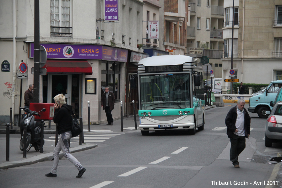 Bus 758 (AB-756-YQ) sur la ligne 501 (Traverse Charonne - RATP) à Porte de Bagnolet (Paris)