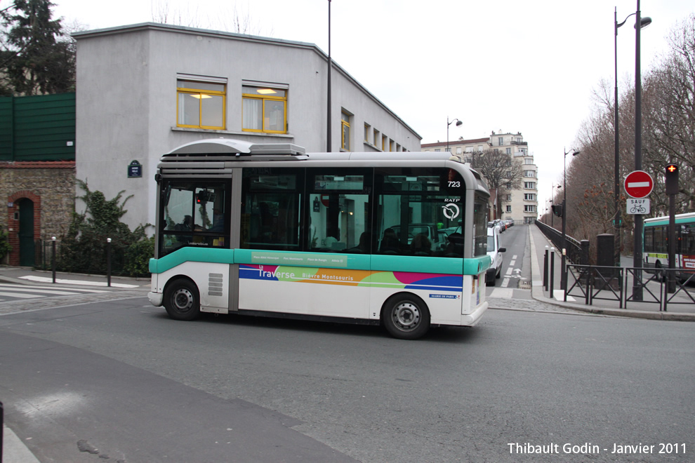 Bus 723 (682 QGZ 75) sur la ligne 513 (Traverse Bièvre Montsouris - RATP) à Montsouris (Paris)