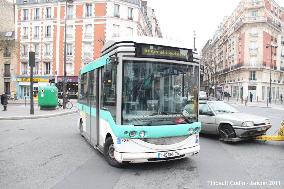 Bus 726 (149 QHH 75) sur la ligne 513 (Traverse Bièvre Montsouris - RATP) à Glacière - Tolbiac (Paris)