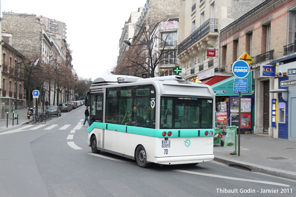 Bus 766 (AX-629-PQ) sur la ligne 513 (Traverse Bièvre Montsouris - RATP) à Glacière - Tolbiac (Paris)