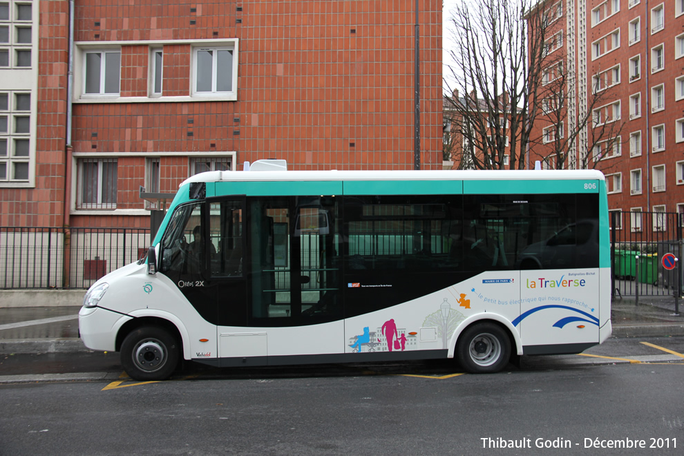 Bus 806 (BY-070-PE) sur la ligne 518 (Traverse Batignolles-Bichat - RATP) à Porte de Saint-Ouen (Paris)