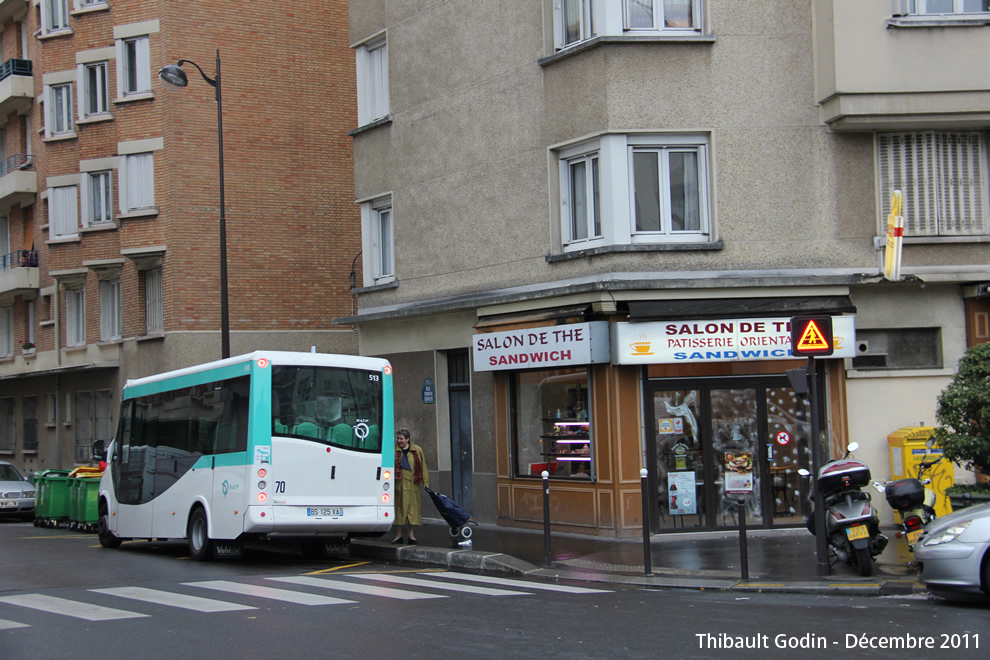 Bus 513 (BS-125-XA) sur la ligne 518 (Traverse Batignolles-Bichat - RATP) à Porte de Saint-Ouen (Paris)