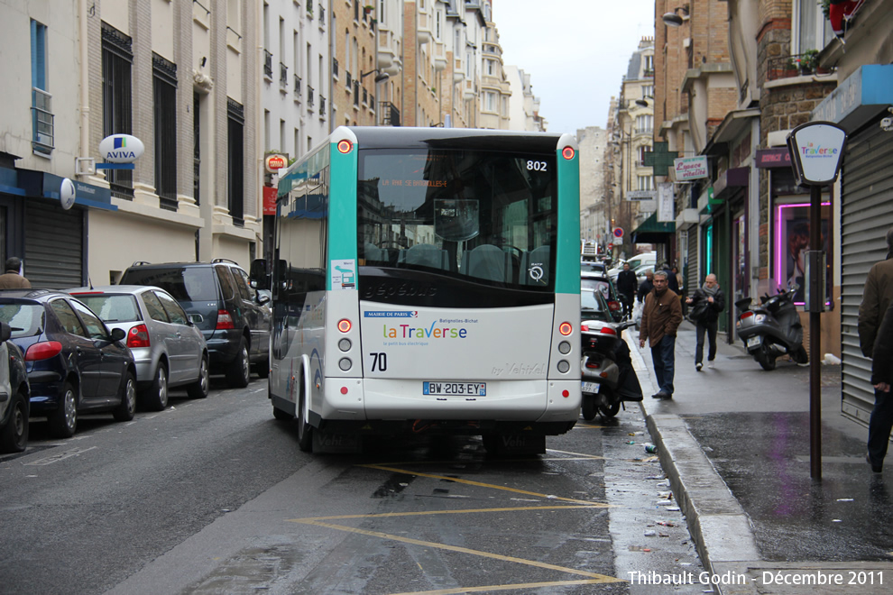 Bus 802 (BW-203-EY) sur la ligne 518 (Traverse Batignolles-Bichat - RATP) à Guy Môquet (Paris)
