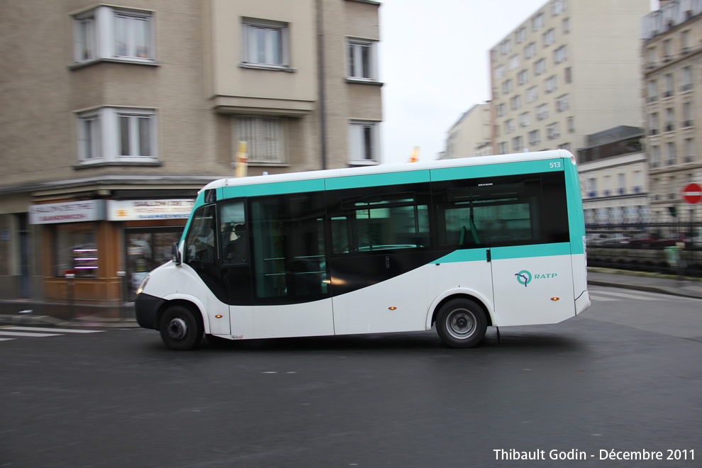 Bus 513 (BS-125-XA) sur la ligne 518 (Traverse Batignolles-Bichat - RATP) à Porte de Saint-Ouen (Paris)