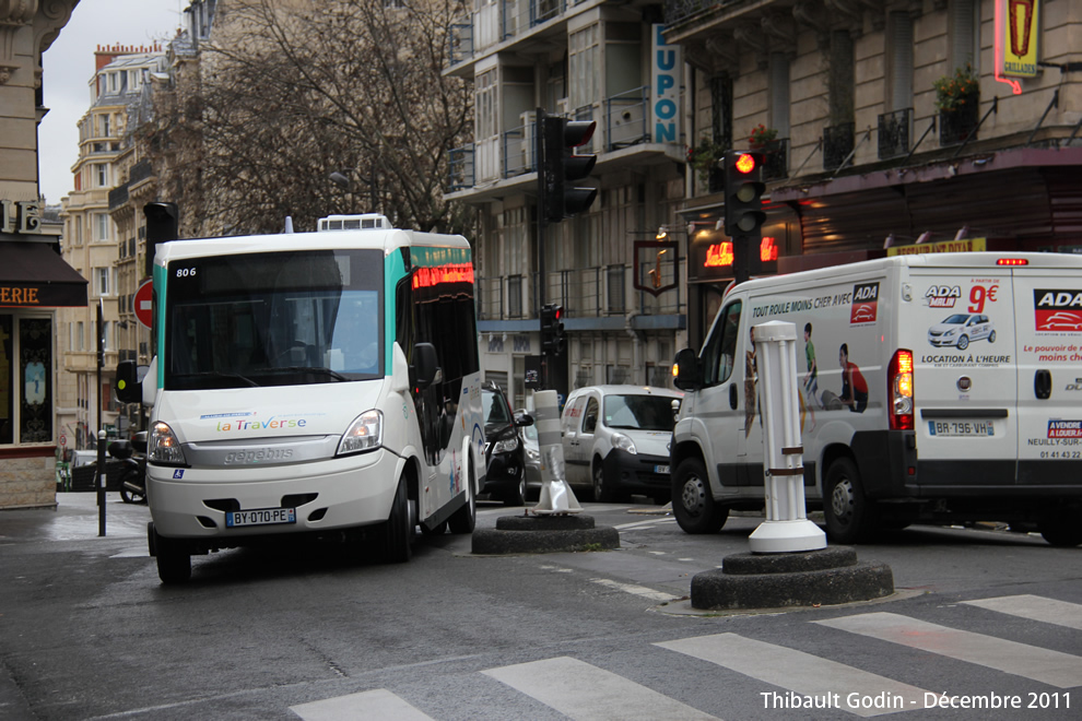 Bus 806 (BY-070-PE) sur la ligne 518 (Traverse Batignolles-Bichat - RATP) à Guy Môquet (Paris)