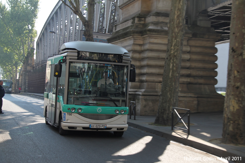 Bus 766 (AX-629-PQ) sur la ligne 519 (Traverse Ney-Flandre - RATP) à La Chapelle (Paris)
