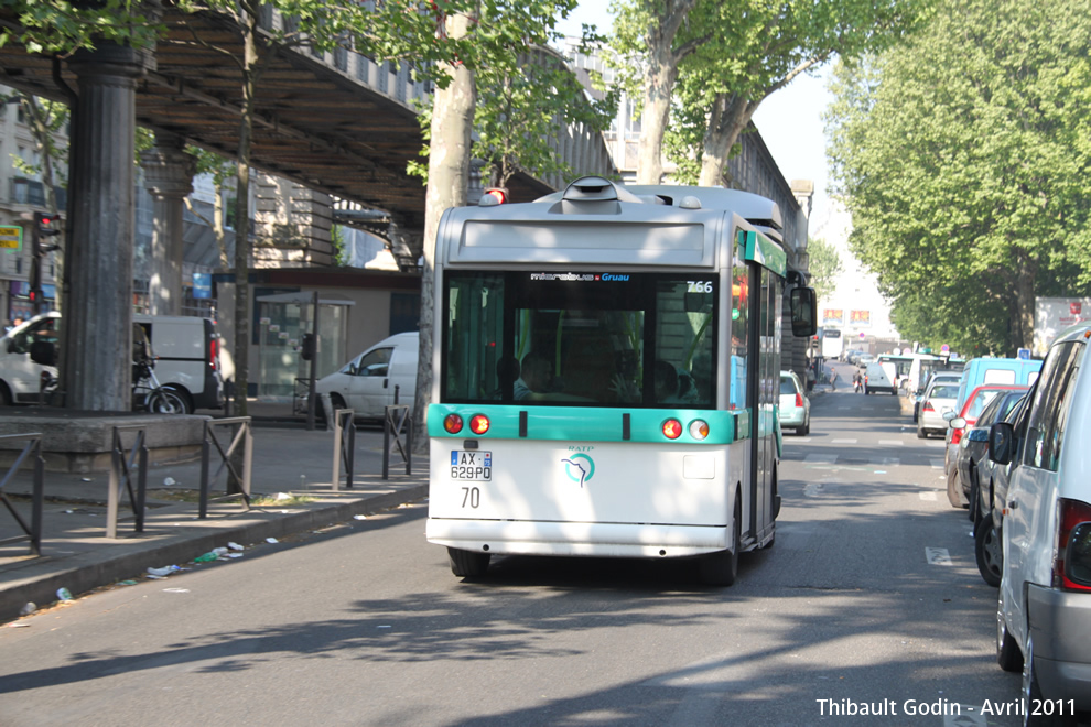 Bus 766 (AX-629-PQ) sur la ligne 519 (Traverse Ney-Flandre - RATP) à La Chapelle (Paris)