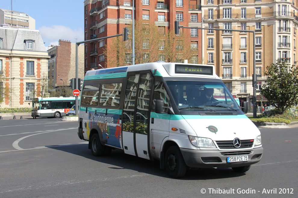 Bus 842 (258 PZE 75) sur la ligne 537 (L'Audonienne - RATP) à Saint-Ouen