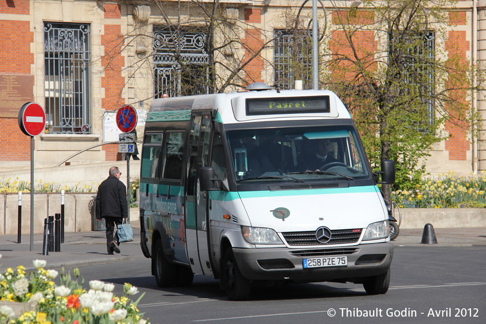 Bus 842 (258 PZE 75) sur la ligne 537 (L'Audonienne - RATP) à Saint-Ouen