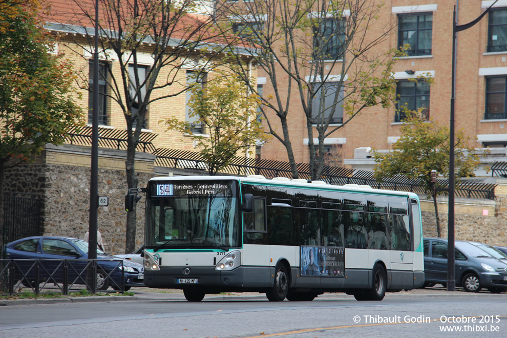 Bus 3711 (AH-435-MP) sur la ligne 54 (RATP) à Porte de Clichy (Paris)