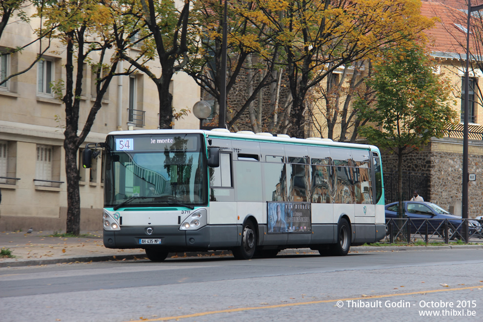 Bus 3711 (AH-435-MP) sur la ligne 54 (RATP) à Porte de Clichy (Paris)