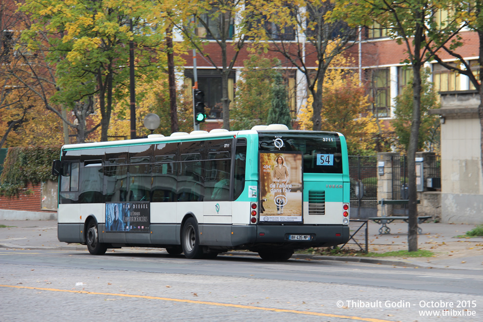 Bus 3711 (AH-435-MP) sur la ligne 54 (RATP) à Porte de Clichy (Paris)