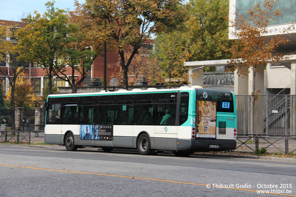 Bus 3711 (AH-435-MP) sur la ligne 54 (RATP) à Porte de Clichy (Paris)