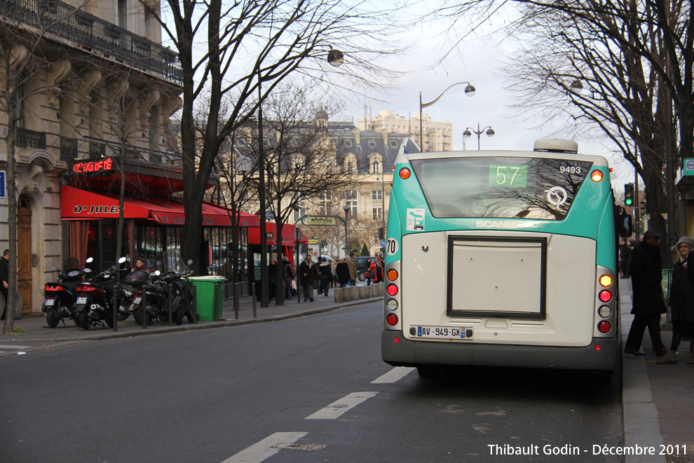 Bus 9493 (AV-949-GX) sur la ligne 57 (RATP) à Place d'Italie (Paris)