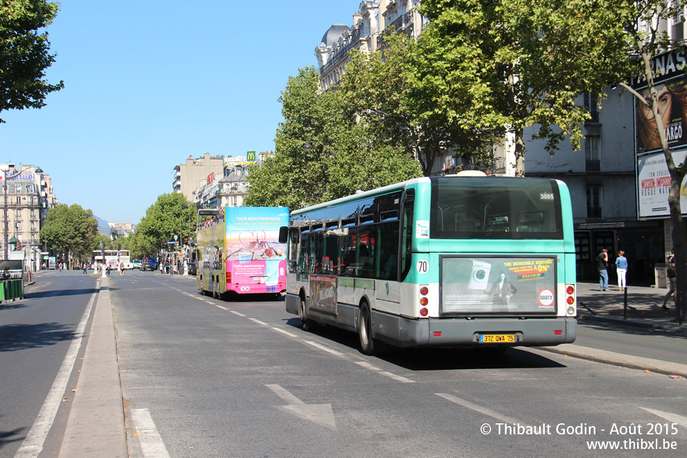 Bus 3085 (372 QWA 75) sur la ligne 58 (RATP) à Montparnasse – Bienvenüe (Paris)