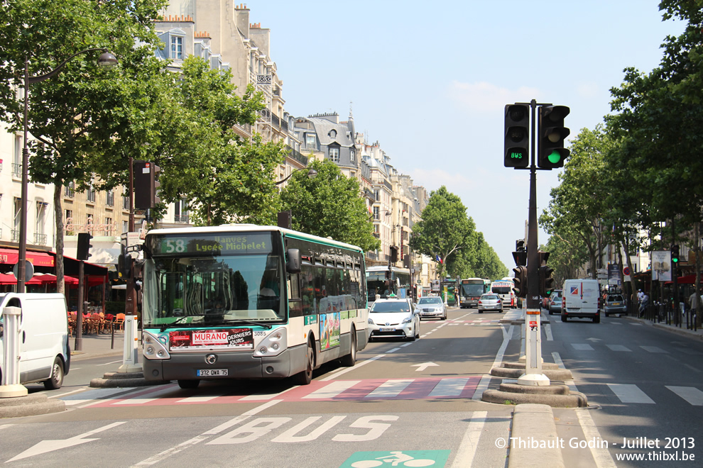 Bus 3085 (372 QWA 75) sur la ligne 58 (RATP) à Vavin (Paris)