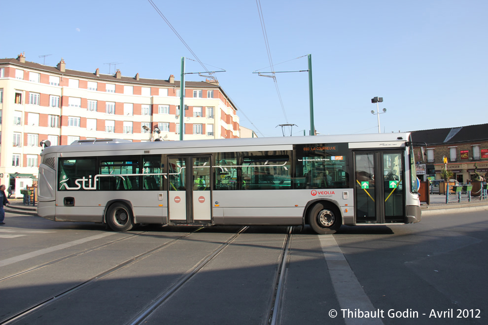 Bus 46874 (884 AEY 93) sur la ligne 610 (TRA) à La Courneuve