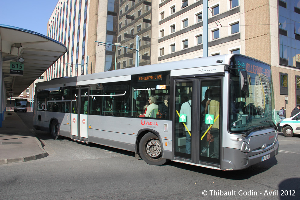 Bus 46913 (818 ALH 93) sur la ligne 615 (TRA) à Bobigny