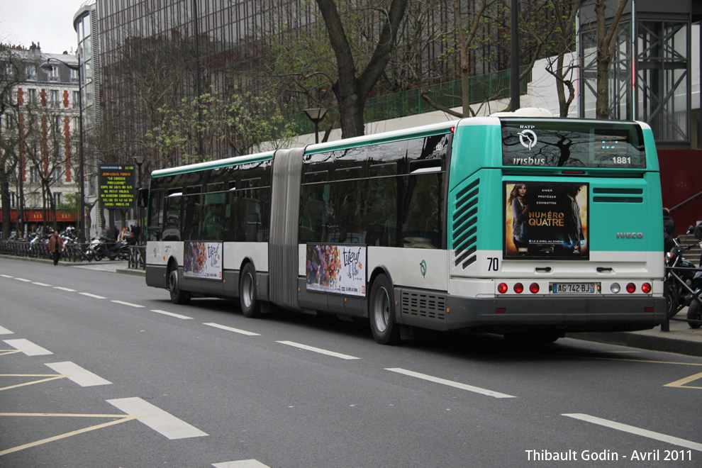 Bus 1881 (AG-742-BJ) sur la ligne 62 (RATP) à Olympiades (Paris)