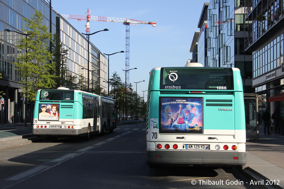 Bus 1887 (AM-081-YD) et 1886 (AM-129-YD) sur la ligne 62 (RATP) à Bibliothèque François Mitterrand (Paris)