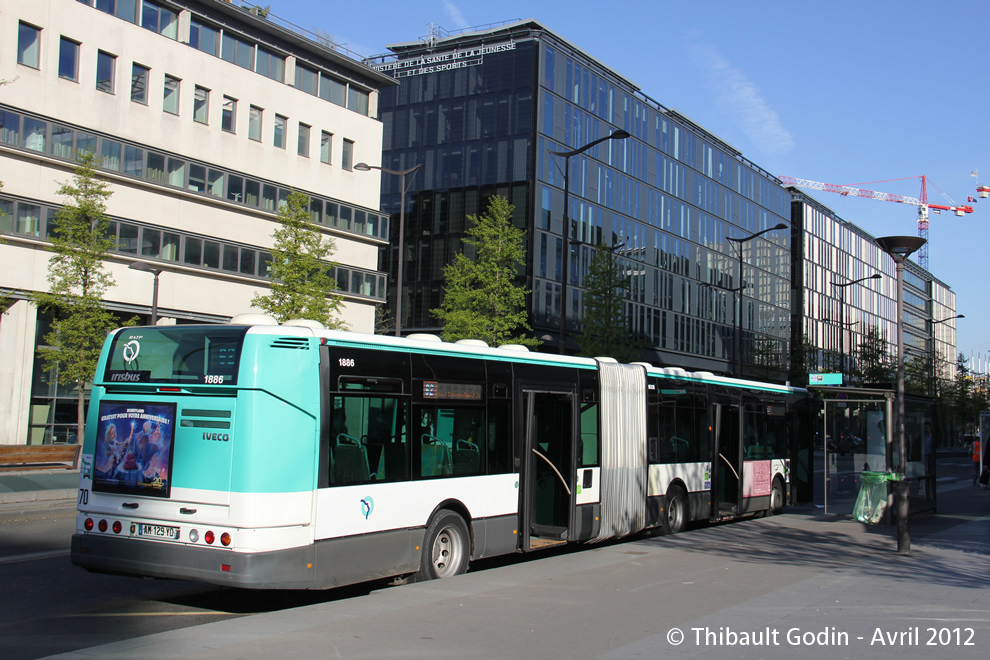 Bus 1886 (AM-129-YD) sur la ligne 62 (RATP) à Bibliothèque François Mitterrand (Paris)