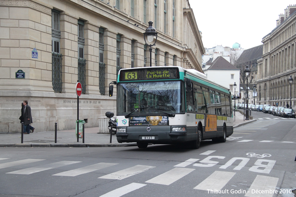 Bus 8137 sur la ligne 63 (RATP) à Odéon (Paris)