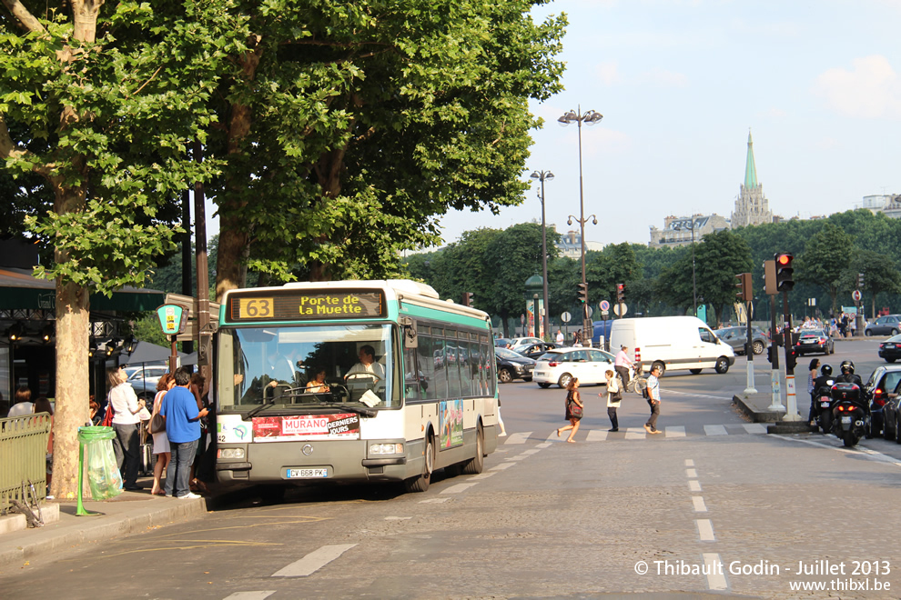 Bus 8142 (CV-668-PK) sur la ligne 63 (RATP) à Alma-Marceau (Paris)