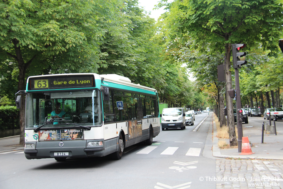 Bus 8134 sur la ligne 63 (RATP) à Rue de la Pompe (Paris)