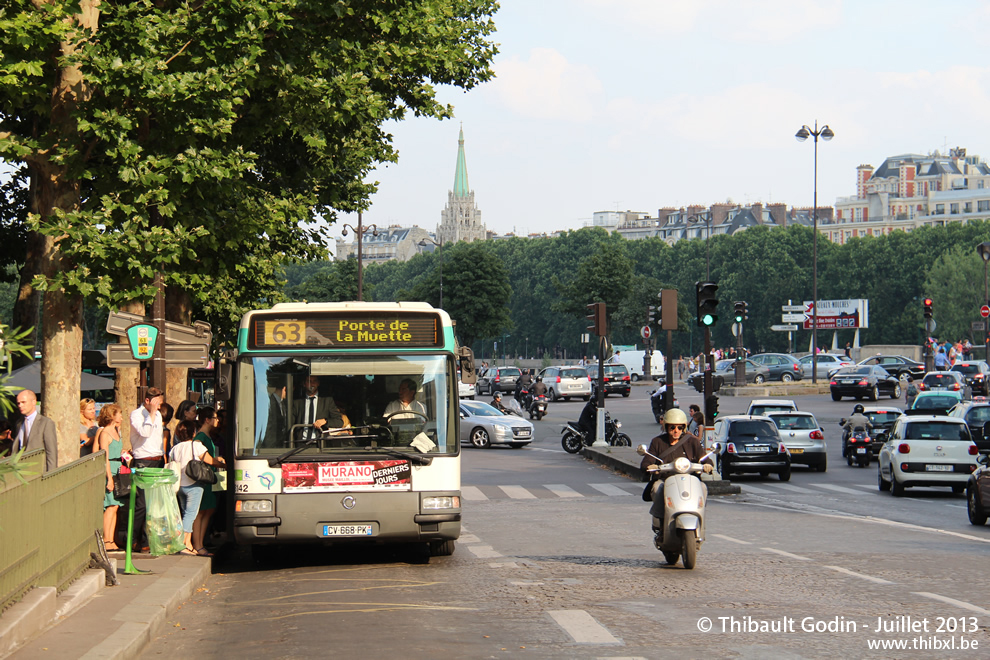 Bus 8142 (CV-668-PK) sur la ligne 63 (RATP) à Alma-Marceau (Paris)