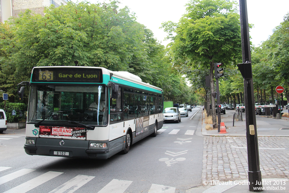 Bus 8102 sur la ligne 63 (RATP) à Rue de la Pompe (Paris)